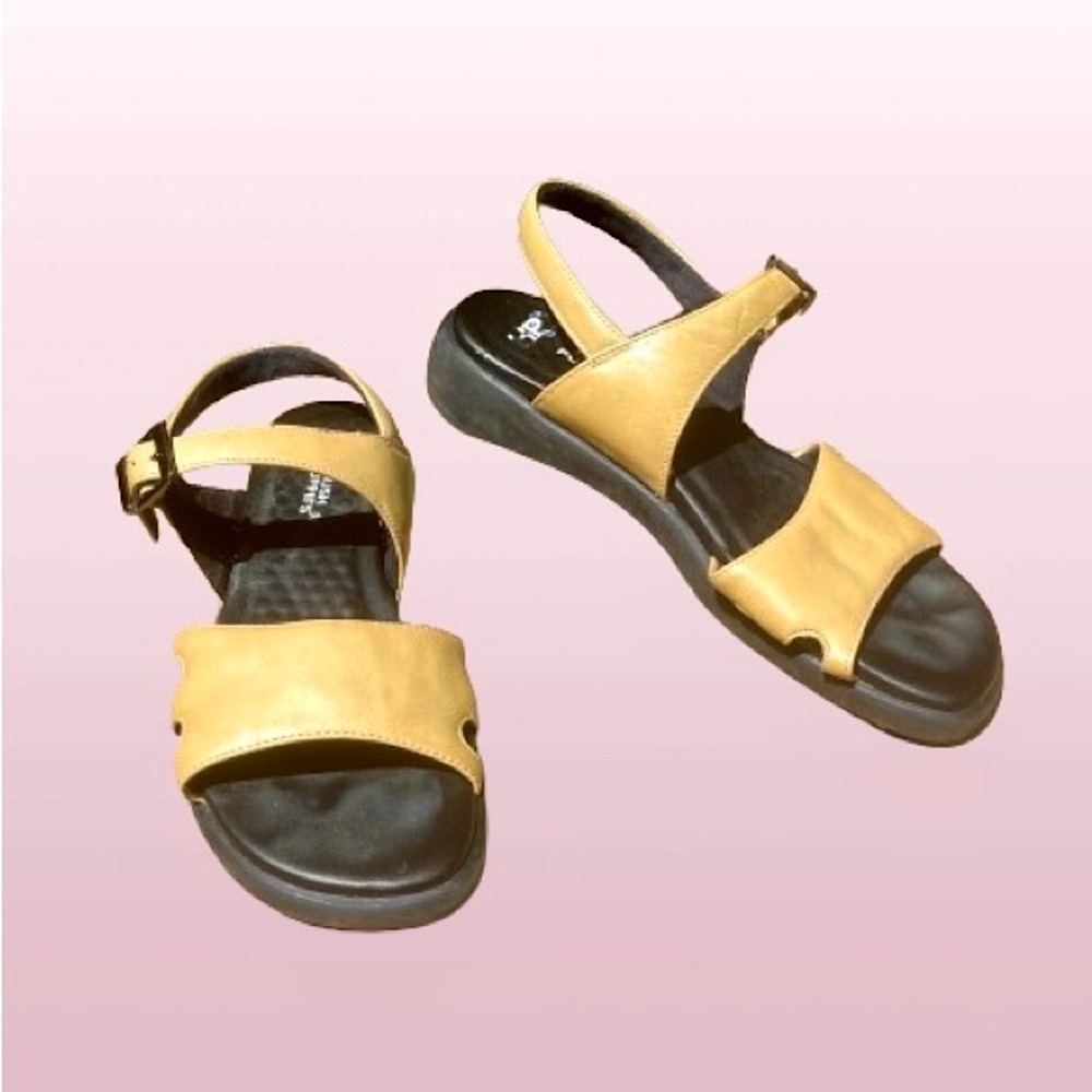 {Hush Puppies} Vintage Khaki Leather Sandals